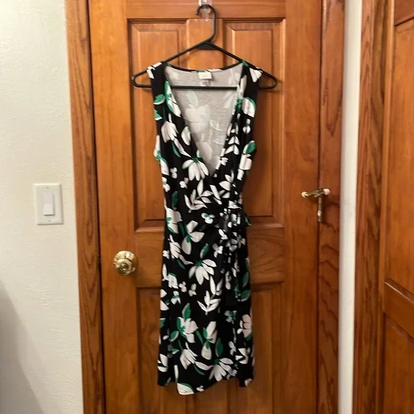 A New Day Sleeveless Green Floral Wrap Dress, XS A New Day Sleeveless Green Floral Wrap Dress, XS